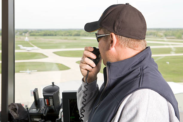 operador de controlo de tráfego aéreo direcionando desembarcados avião de torre de controlo - color image people air vehicle airplane imagens e fotografias de stock