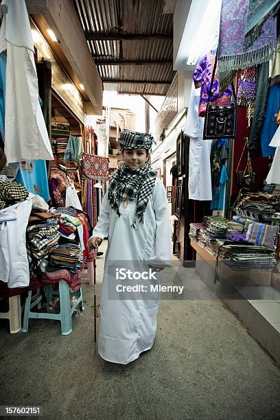 Foto de Antiga Muttrah Souk Feliz Menino Em Roupas De Estilo Árabe Tradicional De Omã e mais fotos de stock de Omã