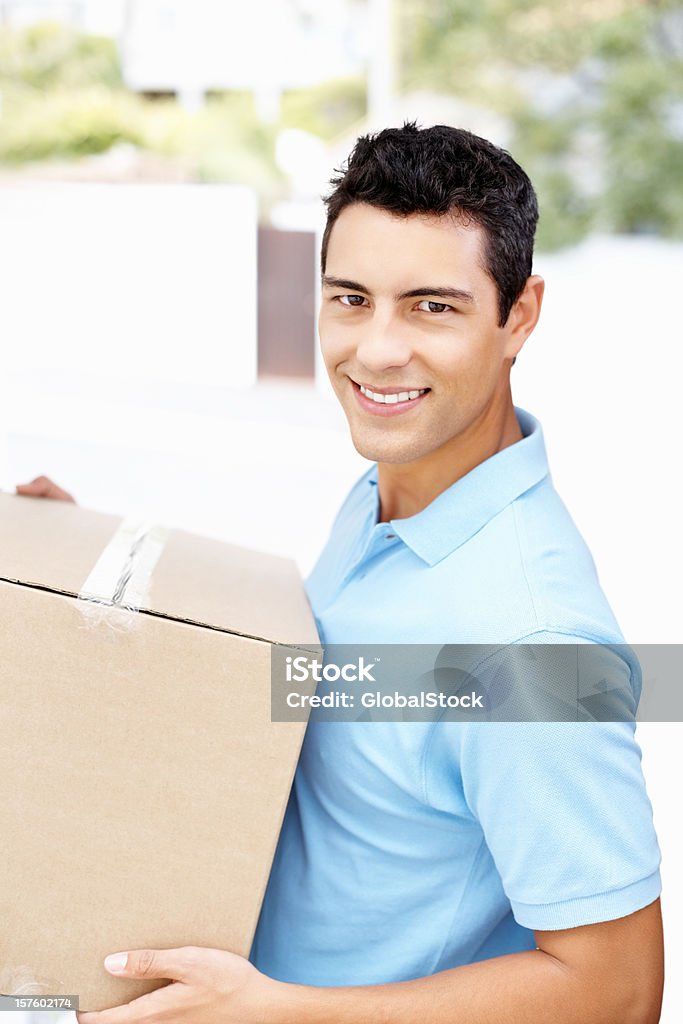 Homem feliz com caixa movendo-se para nova casa - Royalty-free 20-29 Anos Foto de stock