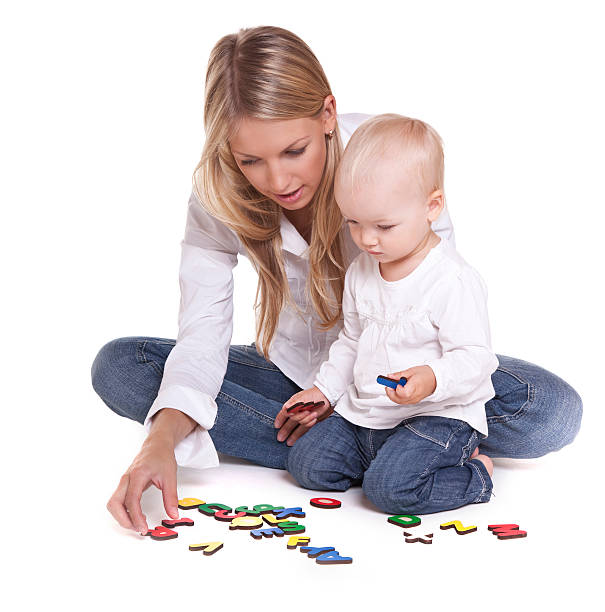 Madre e figlio di apprendimento alfabeto - foto stock