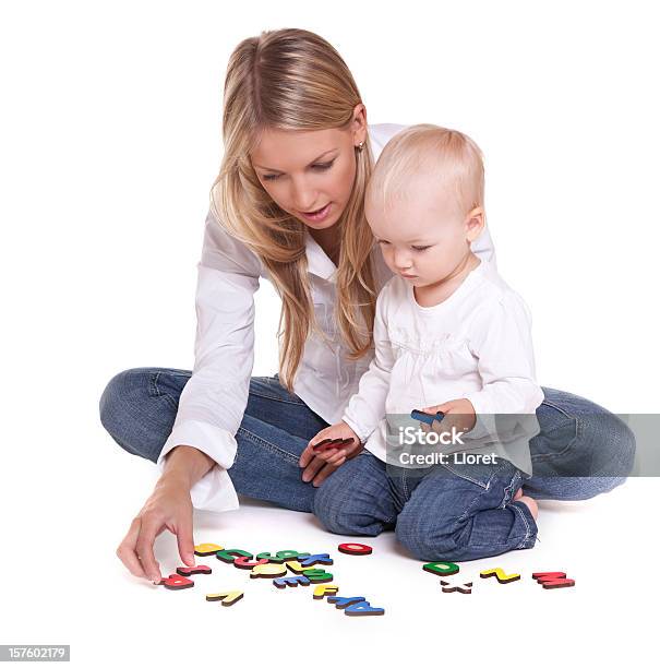 Madre E Figlio Di Apprendimento Alfabeto - Fotografie stock e altre immagini di Genitori - Genitori, Sfondo bianco, Genitore unico