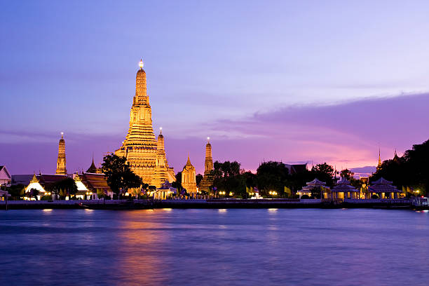 wat arun na chao phraya, w zachód słońca - theravada zdjęcia i obrazy z banku zdjęć