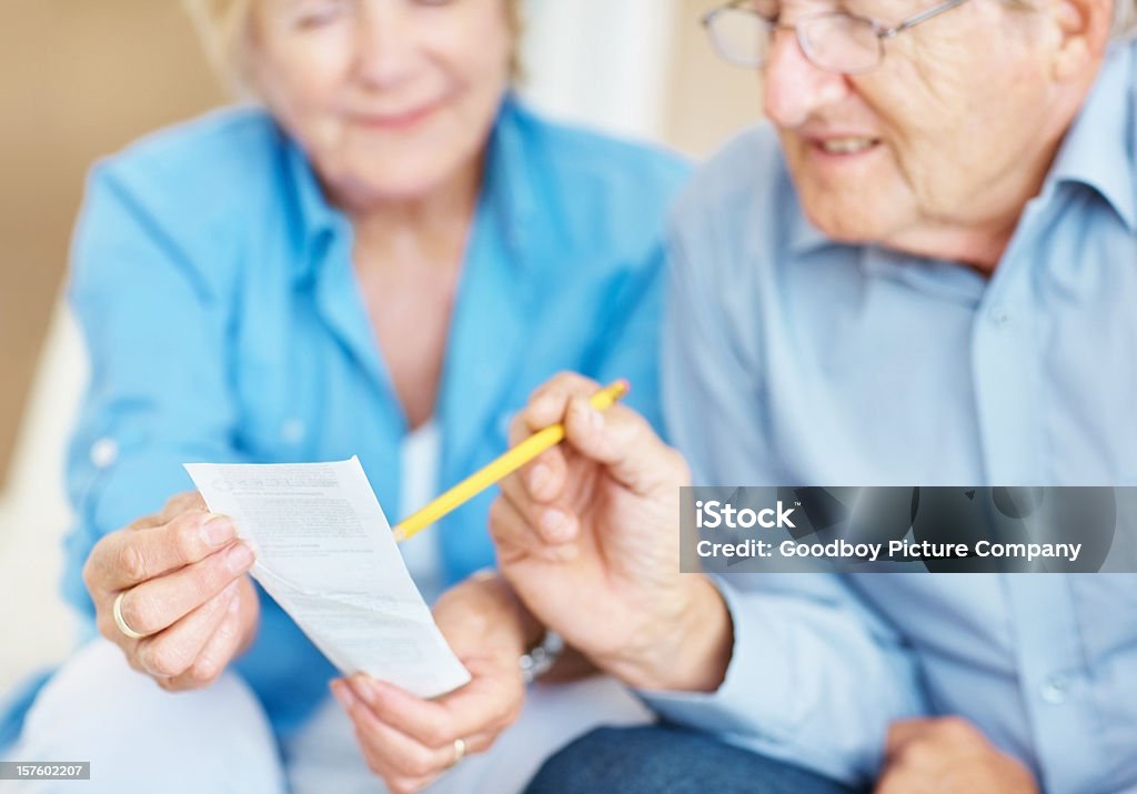 Altes Paar, die ihre Konten zu Hause fühlen - Lizenzfrei 70-79 Jahre Stock-Foto