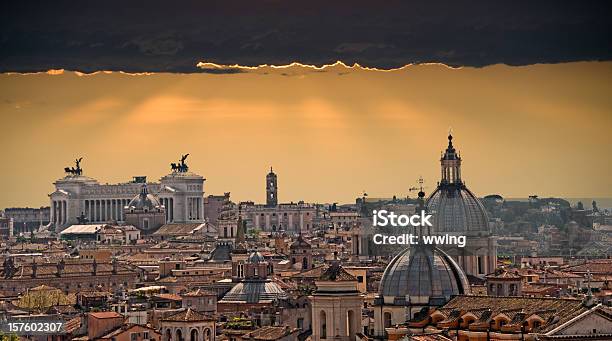 Foto de Horizonte De Roma Com Dramática Do Pôrdosol e mais fotos de stock de Arquitetura - Arquitetura, Basílica, Catedral