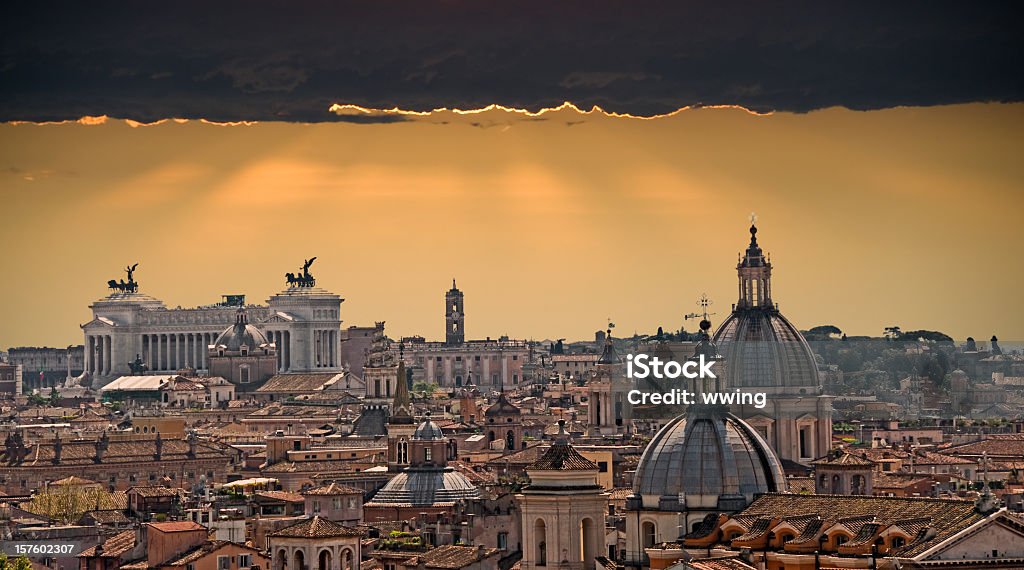 Панорамный вид на Рим с драматического заката - Стоковые фото Архитектура роялти-фри
