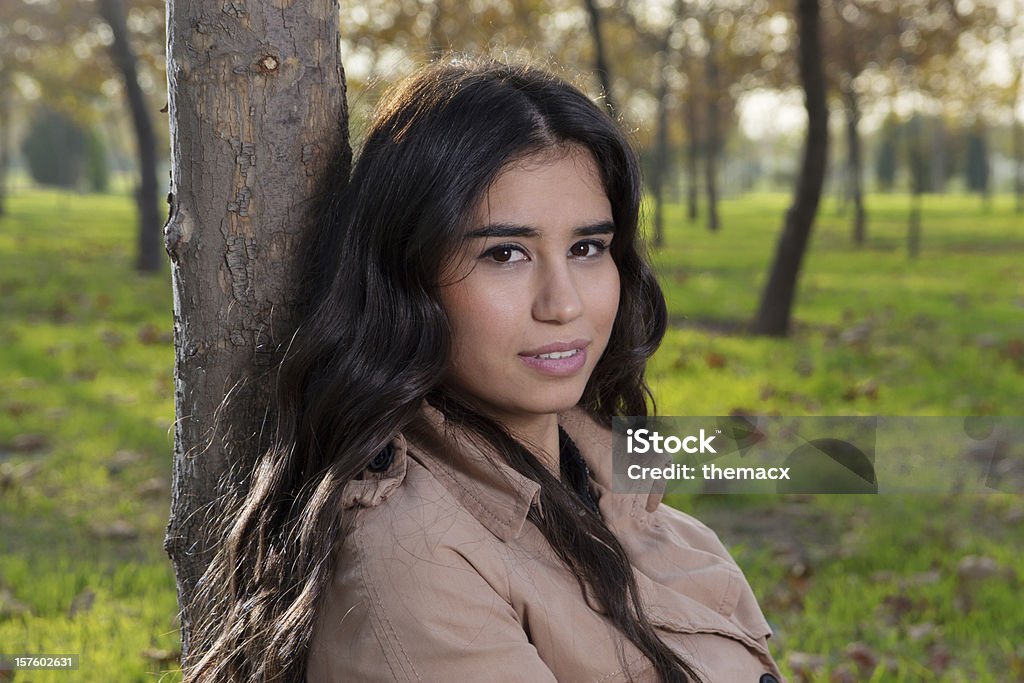 Süßes Mädchen am Baum - Lizenzfrei Baum Stock-Foto