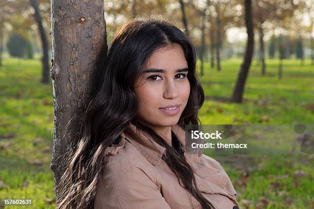 Süßes Mädchen Am Baum Stockfoto und mehr Bilder von Baum - Baum, Braunes Haar, Erwachsene Person