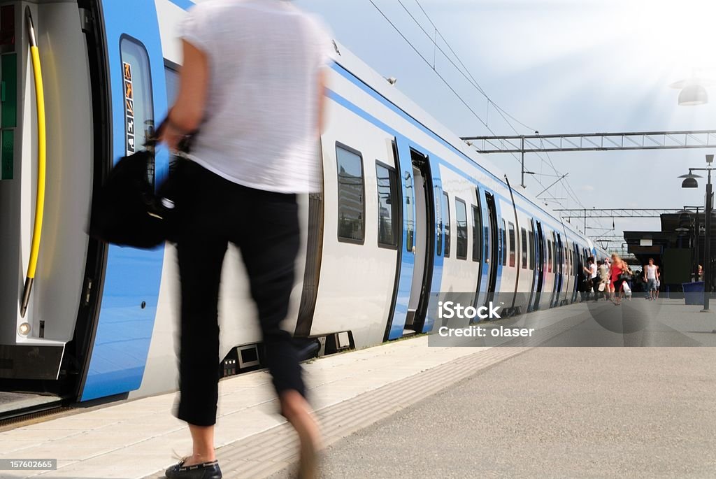 Девушка, введя поезд в сильный солнечный свет - Стоковые фото Дверь транспортного средства роялти-фри