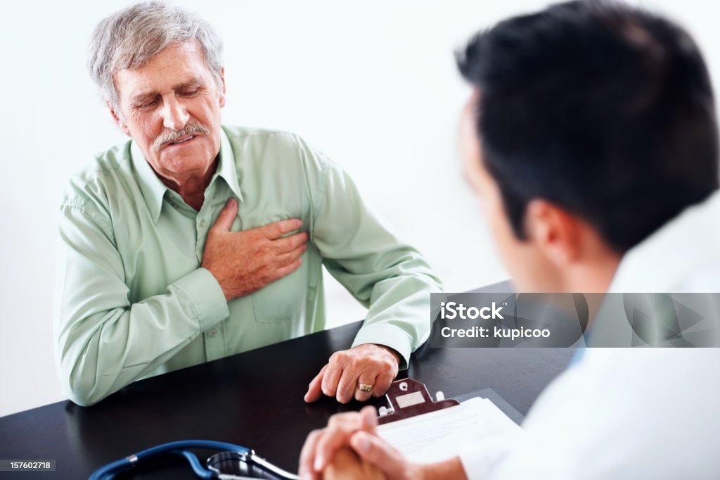 Coração relacionados issues- velho homem em uma rotina checkup médico - Foto de stock de Doença do coração royalty-free