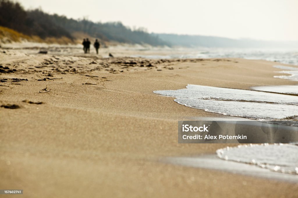Tre persone sulla spiaggia sul Mar Baltico - Foto stock royalty-free di Acqua