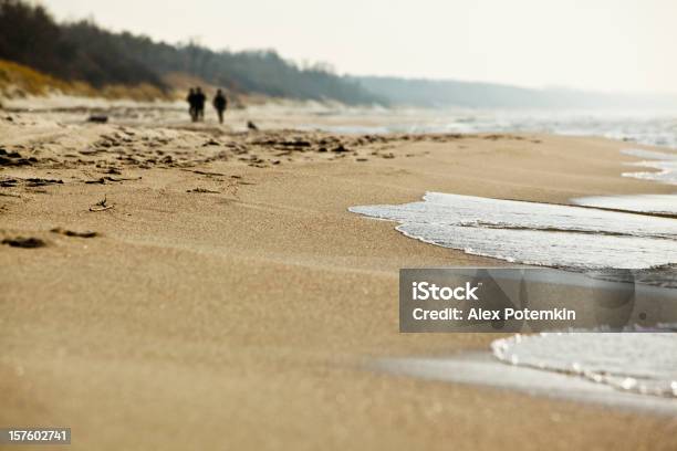 Tre Persone Sulla Spiaggia Sul Mar Baltico - Fotografie stock e altre immagini di Acqua - Acqua, Ambientazione esterna, Composizione orizzontale