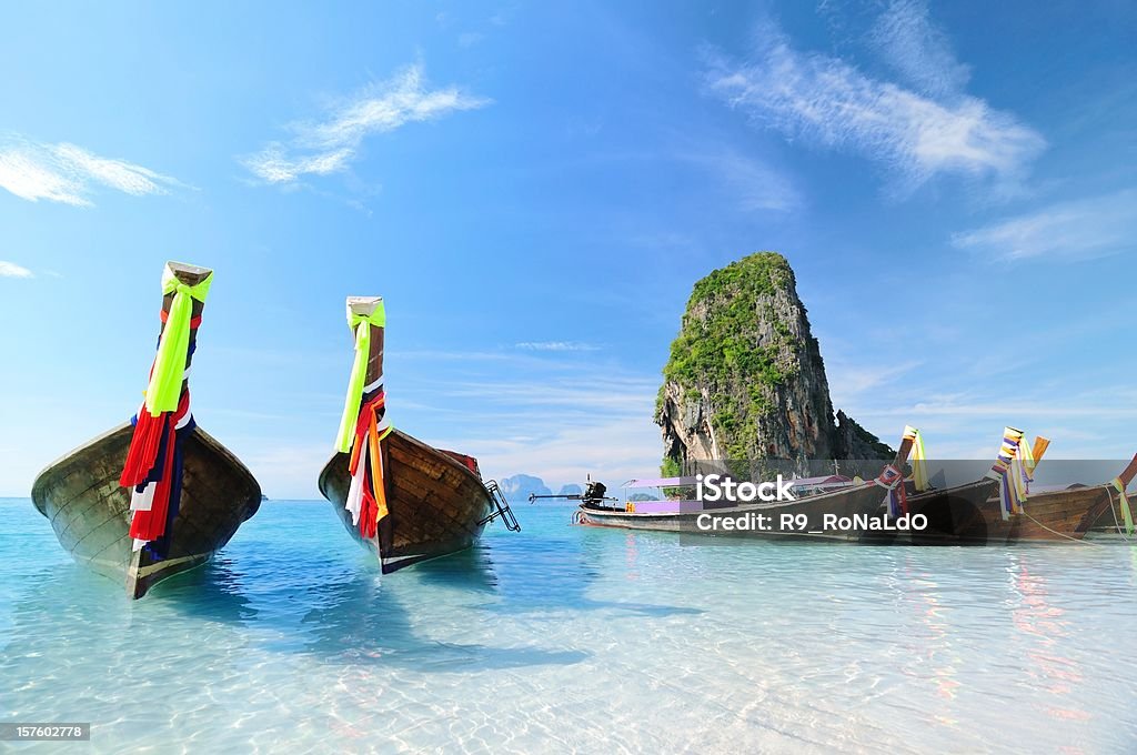 Bateaux «longue queue» sur la plage sur l'île de paradis d'été tropical - Photo de Asie libre de droits