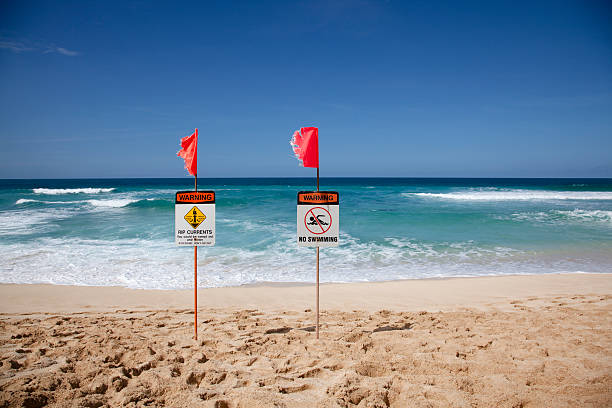 señales de advertencia de la costa norte de oahu - big wave surfing fotografías e imágenes de stock