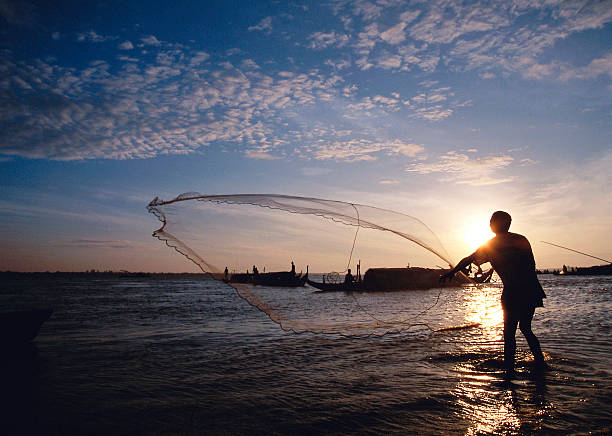 net rybak na rzeka mekong w kambodży - commercial fishing net fishing net fishing fishing industry zdjęcia i obrazy z banku zdjęć