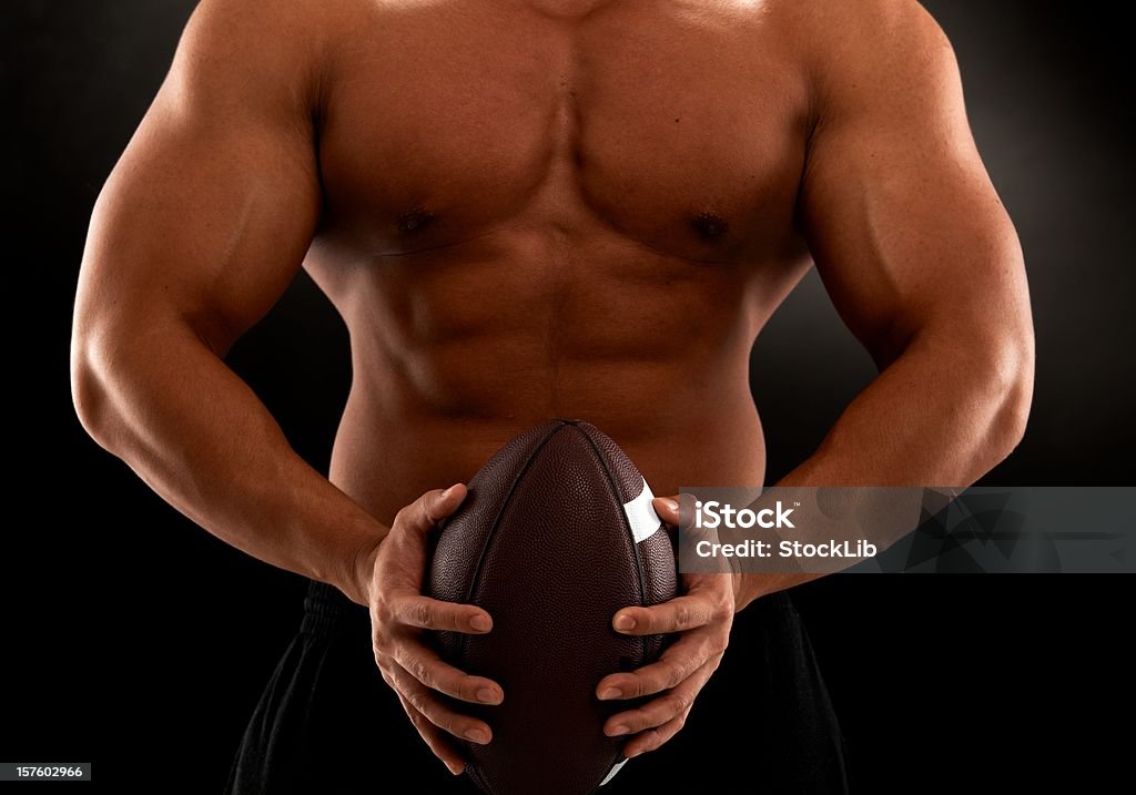 Muskuläre Mann hält Fußball - Lizenzfrei Football-Spieler Stock-Foto