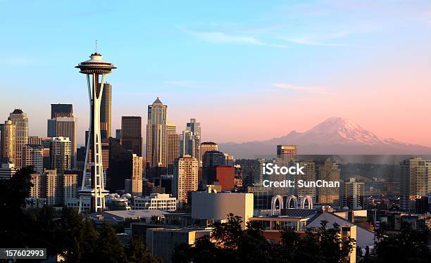 Seattle Ao Pôr Do Sol - Fotografias de stock e mais imagens de Seattle - Seattle, Horizonte Urbano, Anoitecer