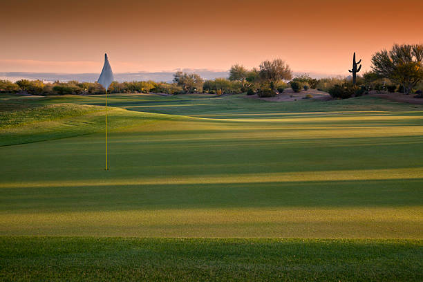 parcours de golf au lever du soleil de l'arizona - sports flag flag shadow golf flag photos et images de collection
