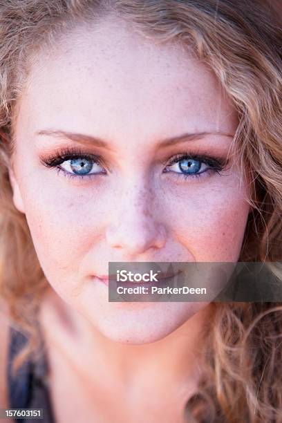 Piękna Młoda Kobieta Poza - zdjęcia stockowe i więcej obrazów 18-19 lat - 18-19 lat, Blond włosy, Błękitne oczy