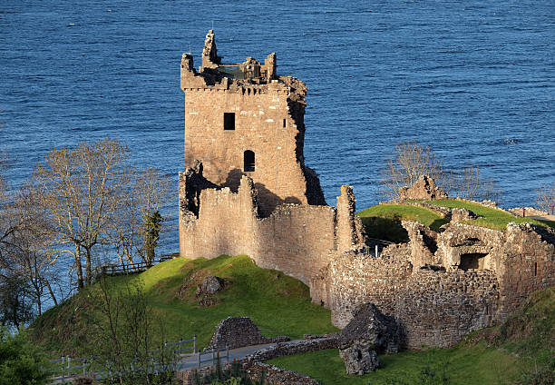 castello di urquhart, loch ness, scozia - scotland castle loch ness urquhart castle foto e immagini stock