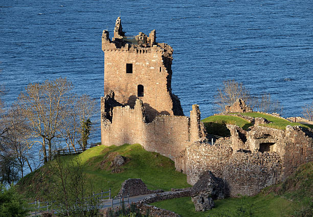 loch ness e castelo de urquhart,, escócia - scotland castle loch ness urquhart castle - fotografias e filmes do acervo