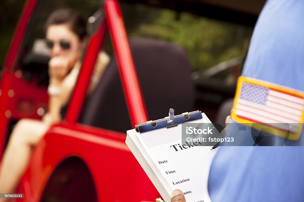 Destornillador hembra de red vehículo está el ticket de policía. - Foto de stock de Multa por exceso de velocidad libre de derechos