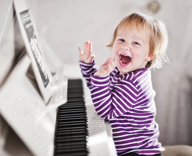 piano-mädchen - music child pianist learning stock-fotos und bilder