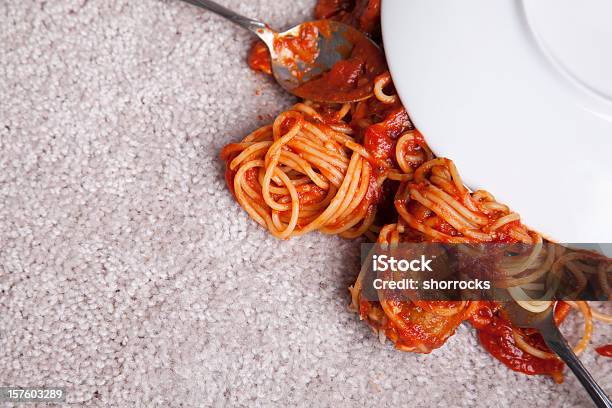 Spaghetti On Alfombras Foto de stock y más banco de imágenes de Derramar - Actividad - Derramar - Actividad, Alimento, Moqueta