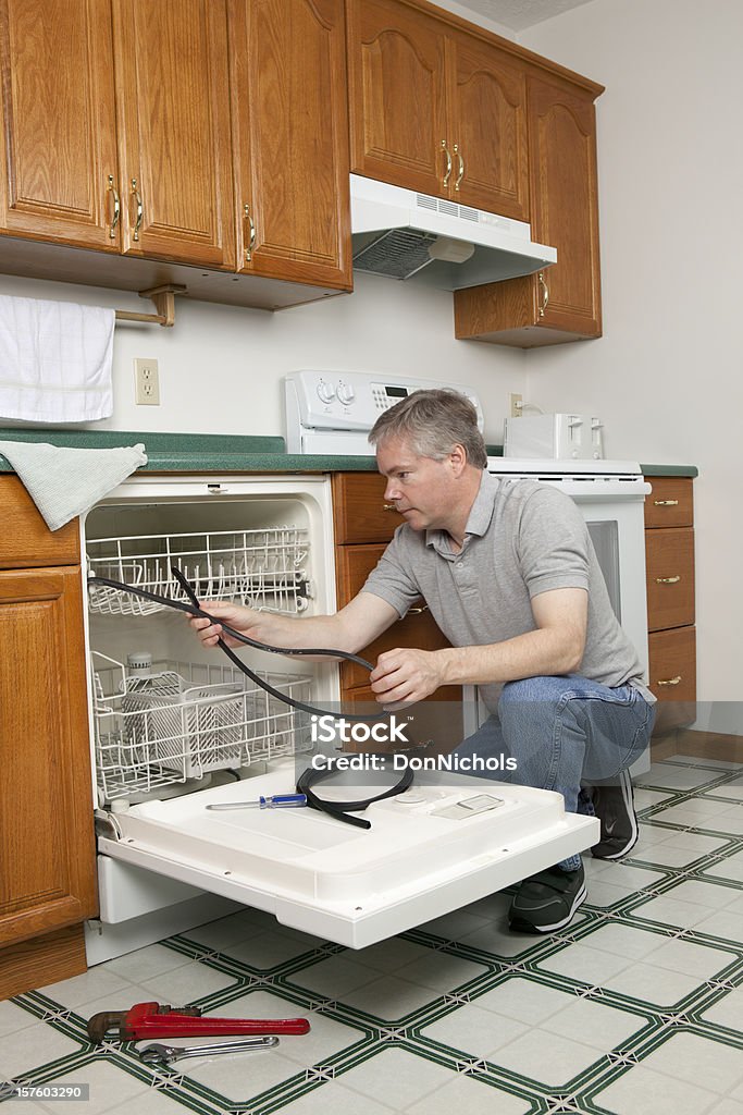 Сантехник, работающего на посудомоечную машину - Стоковые фото Посудомоечная машина роялти-фри