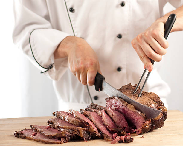 chef entalhe perfeitamente cozinhado prime rib assado de carne de bovino - roast beef beef roasted portion imagens e fotografias de stock