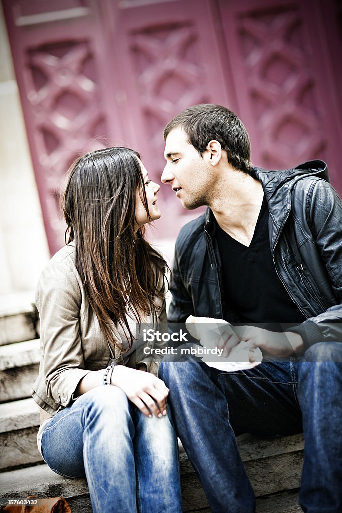 Счастливый молодой взрослый пара в любви - Стоковые фото 16-17 лет роялти-фри