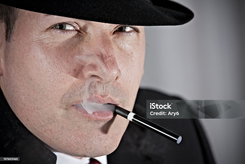 Caucasico uomo che fuma una sigaretta elettronica nero - Foto stock royalty-free di Adulto
