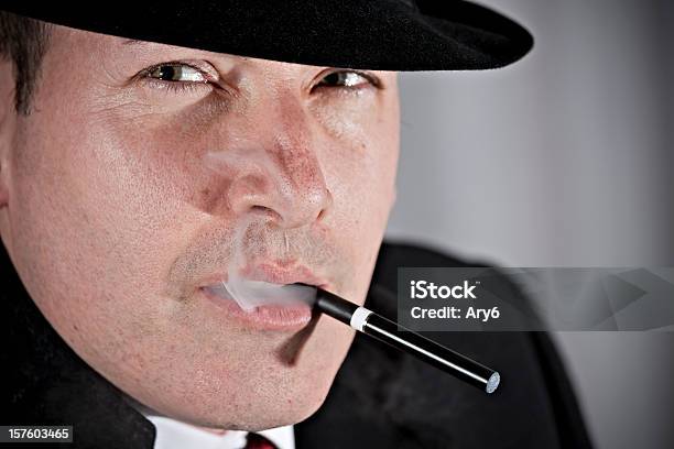 Caucasico Uomo Che Fuma Una Sigaretta Elettronica Nero - Fotografie stock e altre immagini di Adulto
