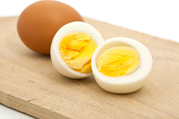 œufs - oeuf aliment de base photos et images de collection