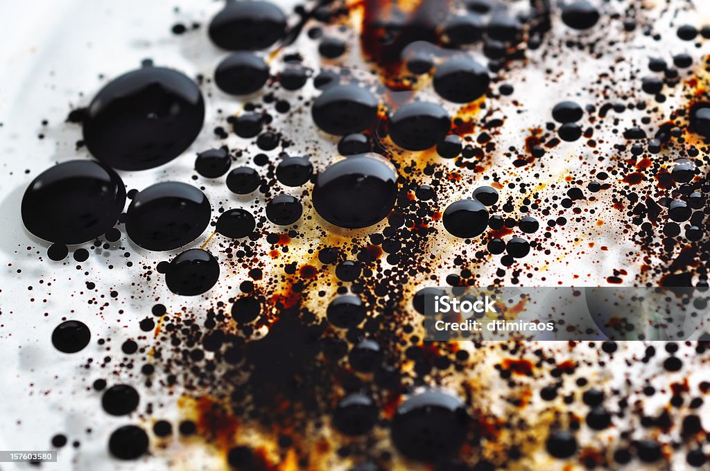 Dirty alquitrán pelotas de enviormental vertido de petróleo en el agua clara - Foto de stock de Derrame de petróleo libre de derechos