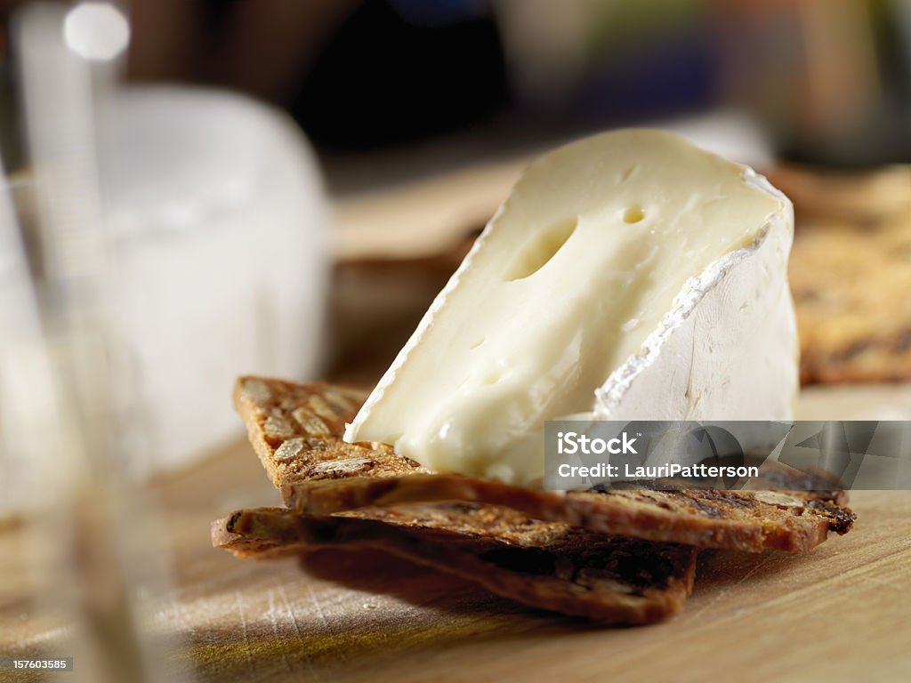 Queijo Brie com biscoitos com vinho - Foto de stock de Brie royalty-free