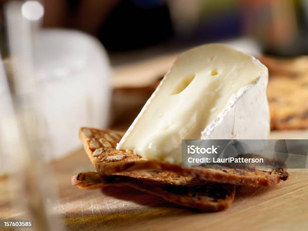 Foto de Queijo Brie Com Biscoitos Com Vinho e mais fotos de stock de Brie - Brie, Queijo, Biscoito Cracker