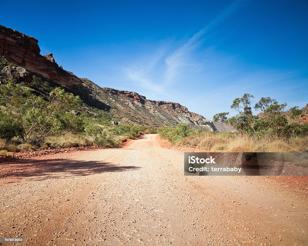 Wiejska droga przez Australijski Outback - Zbiór zdjęć royalty-free (Droga gruntowa)