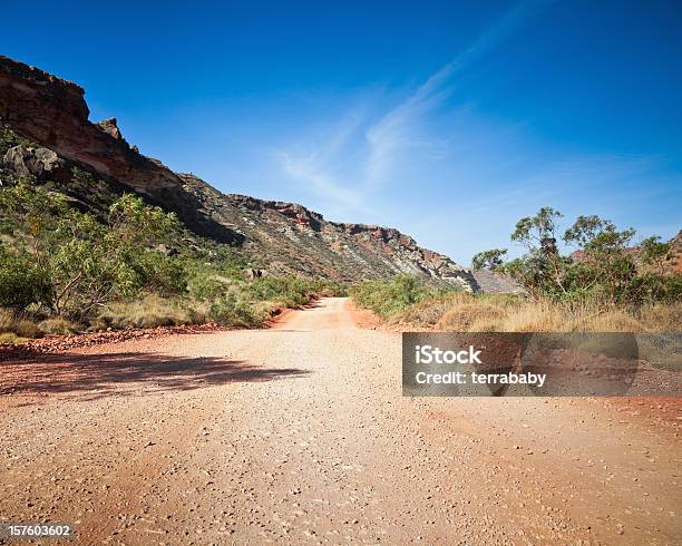 Wiejska Droga Przez Australijski Outback - zdjęcia stockowe i więcej obrazów Droga gruntowa - Droga gruntowa, Ujęcie z dołu, Australia