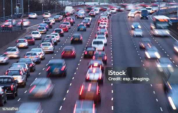 Autostrada Urbana Al Crepuscolo - Fotografie stock e altre immagini di Ingorgo stradale - Ingorgo stradale, Traffico, Regno Unito