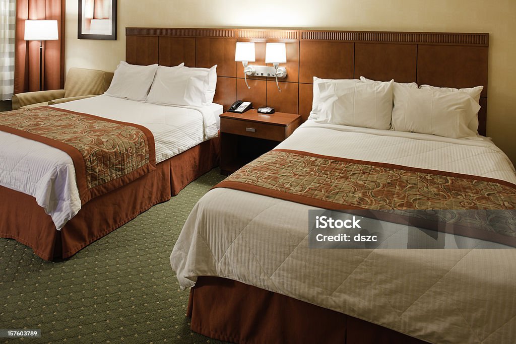 성분명은 호텔 객실에는 퀸 사이즈 침대 2개 - 로열티 프리 0명 스톡 사진