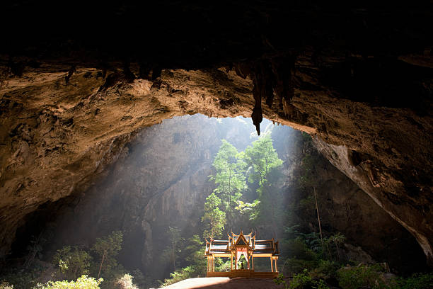 royal pavillion em phraya de cave, tailândia. - phraya nakhon cave imagens e fotografias de stock