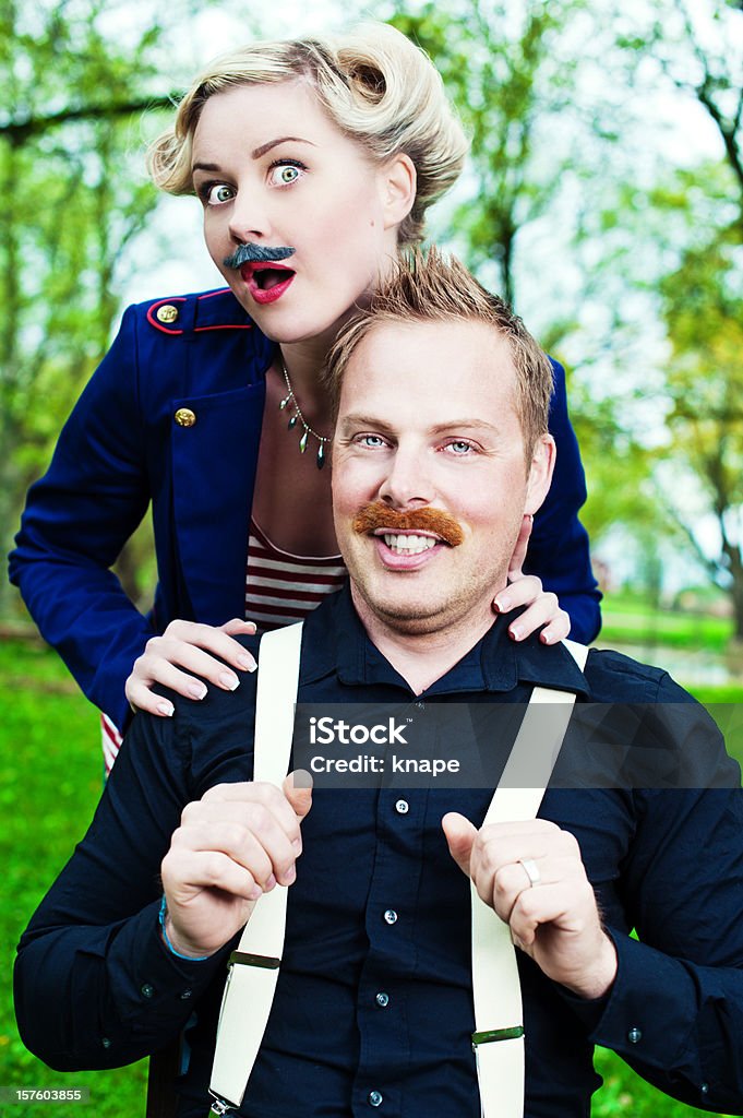 Hombre y mujer usando mustaches falsa - Foto de stock de 20 a 29 años libre de derechos