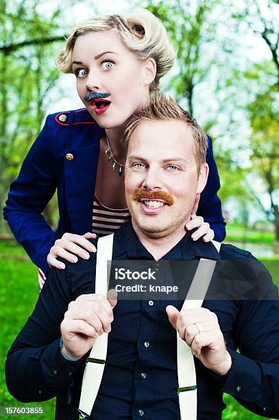 Hombre Y Mujer Usando Mustaches Falsa Foto de stock y más banco de imágenes de 20 a 29 años - 20 a 29 años, 25-29 años, 30-34 años