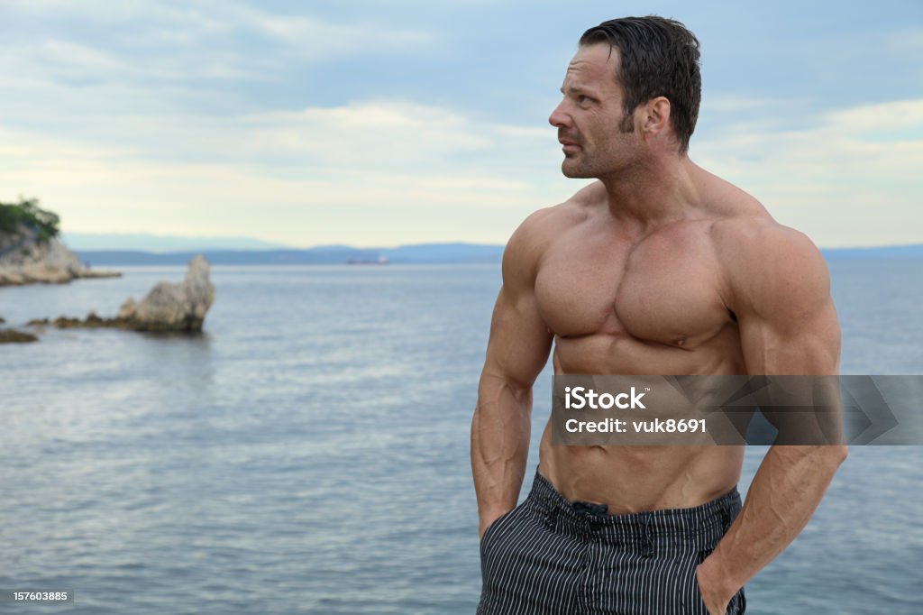 Retrato de hombre atractivo muscular - Foto de stock de Músculo abdominal libre de derechos