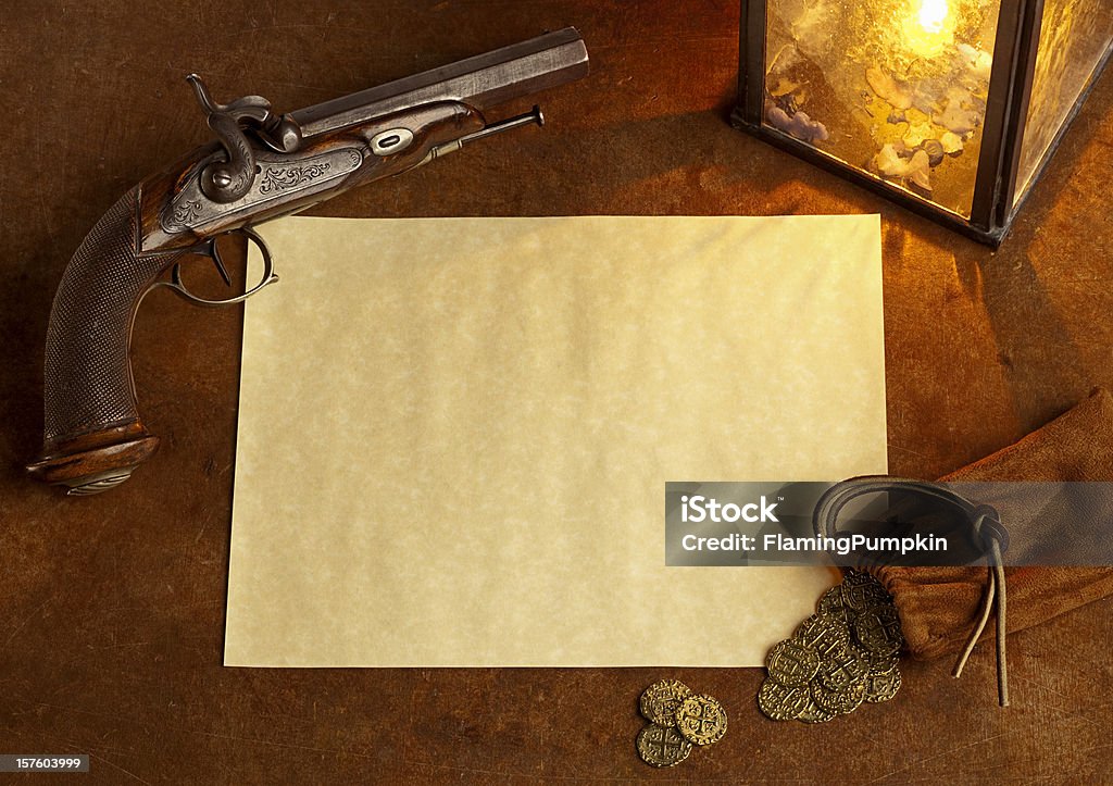 Papier avec pistolet d'antiquités et de pièces d'or. Horizontal. - Photo de Fond libre de droits