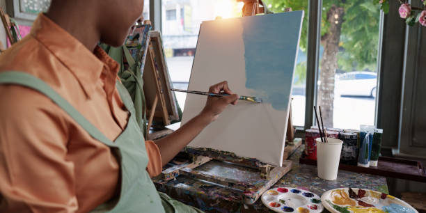 hermosa artista africana americana pintando en un estudio de arte en el aula universitaria - fashion palette fotografías e imágenes de stock