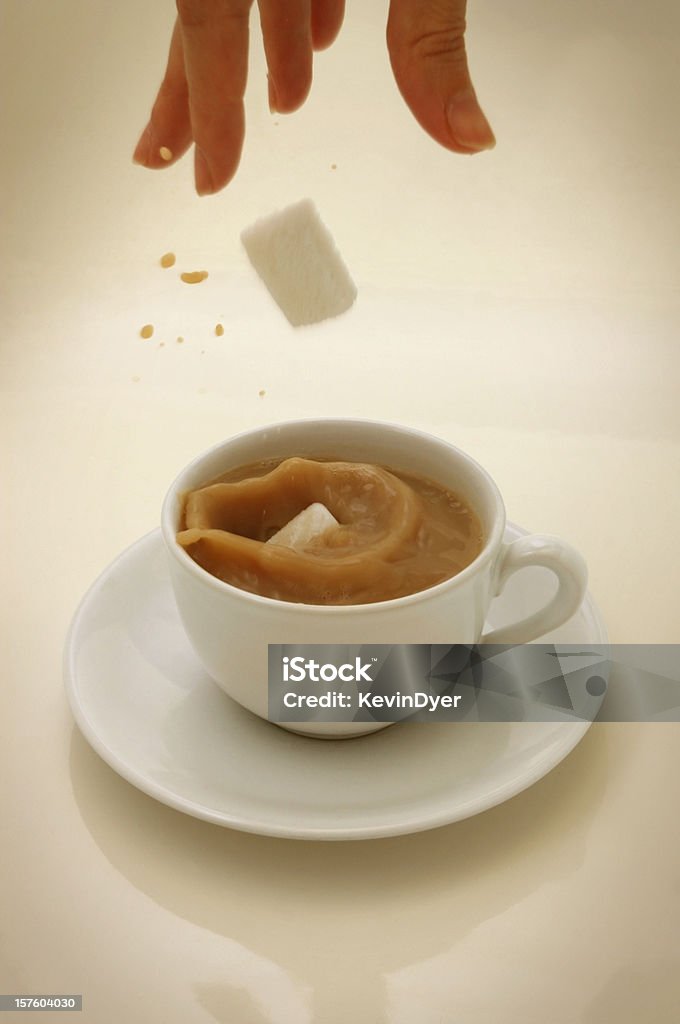 Mistura de açúcar cair em uma xícara de chá - Foto de stock de Açúcar royalty-free
