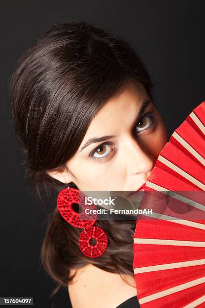 Española El Flamenco Mirando Hacia Arriba Con Una Seductora Vista Foto de stock y más banco de imágenes de 20 a 29 años