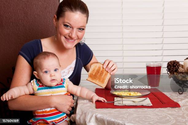 Mamma Con Bambino Con Prima Colazione - Fotografie stock e altre immagini di Rivolto verso l'obiettivo - Rivolto verso l'obiettivo, Vita domestica, 6-11 Mesi