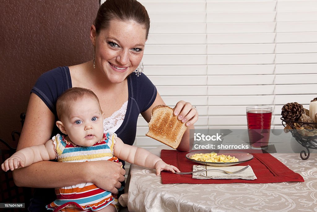 Мама, имеющие завтрак с Baby - Стоковые фото Домашний быт роялти-фри